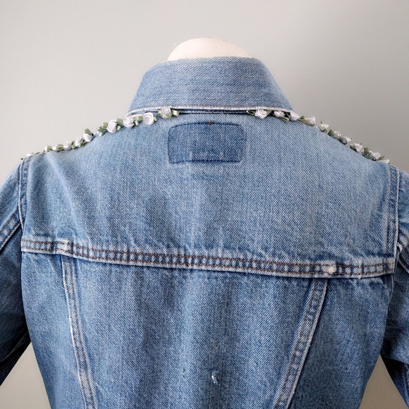 Vtg Levis Embroidered Rose Trim Jean Denim Jacket - Picture 6 of 7